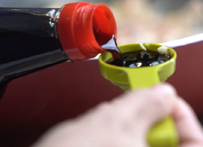 左宗唐鸡步骤3: 酱汁调好加入蒜末