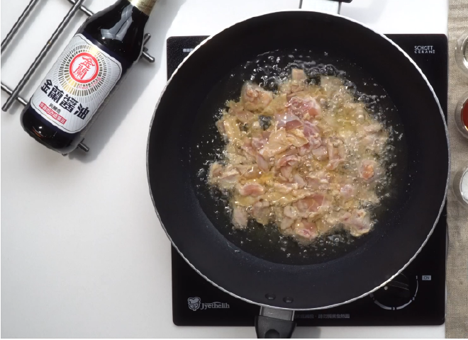 左宗唐鸡步骤4: 鸡腿肉煸成金黄