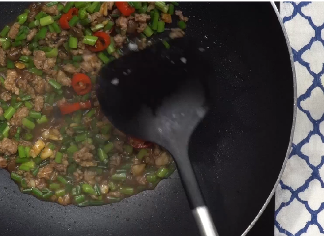 苍蝇头步骤3: 闷煮拌炒
