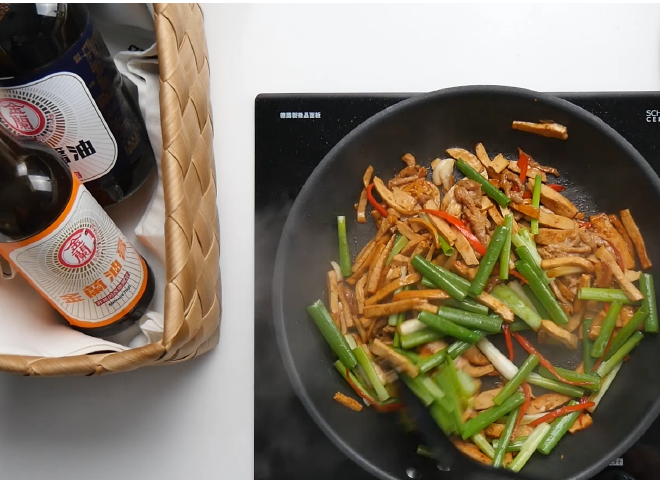 香干肉丝步骤5: 呛香拌炒