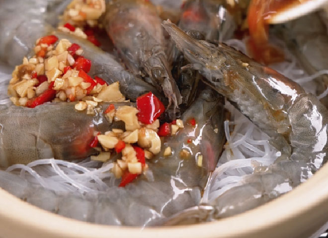 蒜蓉鮮蝦粉絲煲步驟5: 準備開始蒸煮