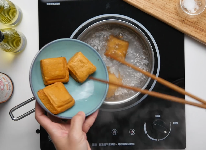 香干肉丝步骤1: 豆干烫过后切丝