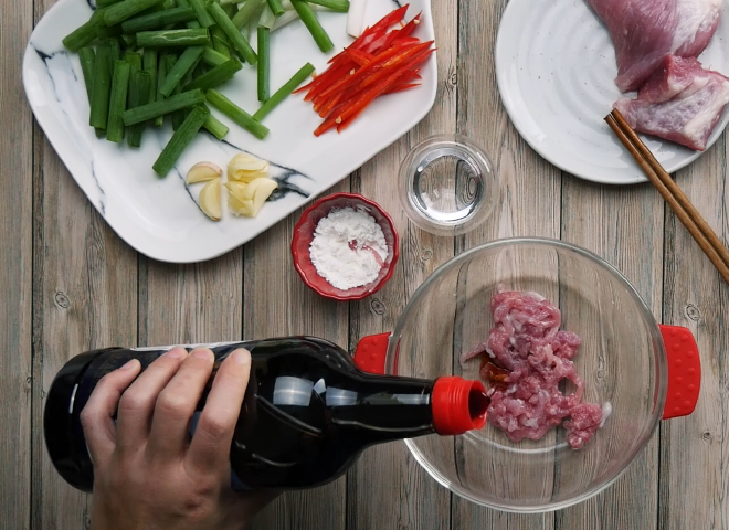 香干肉丝步骤3: 肉切丝腌过备用