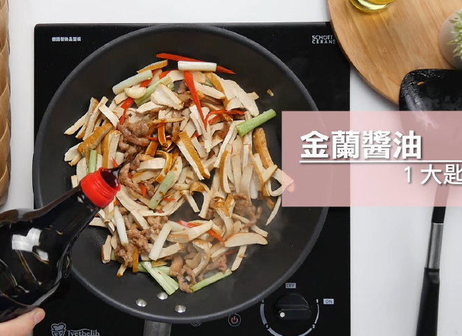 香干肉丝步骤4: 热锅炒肉丝